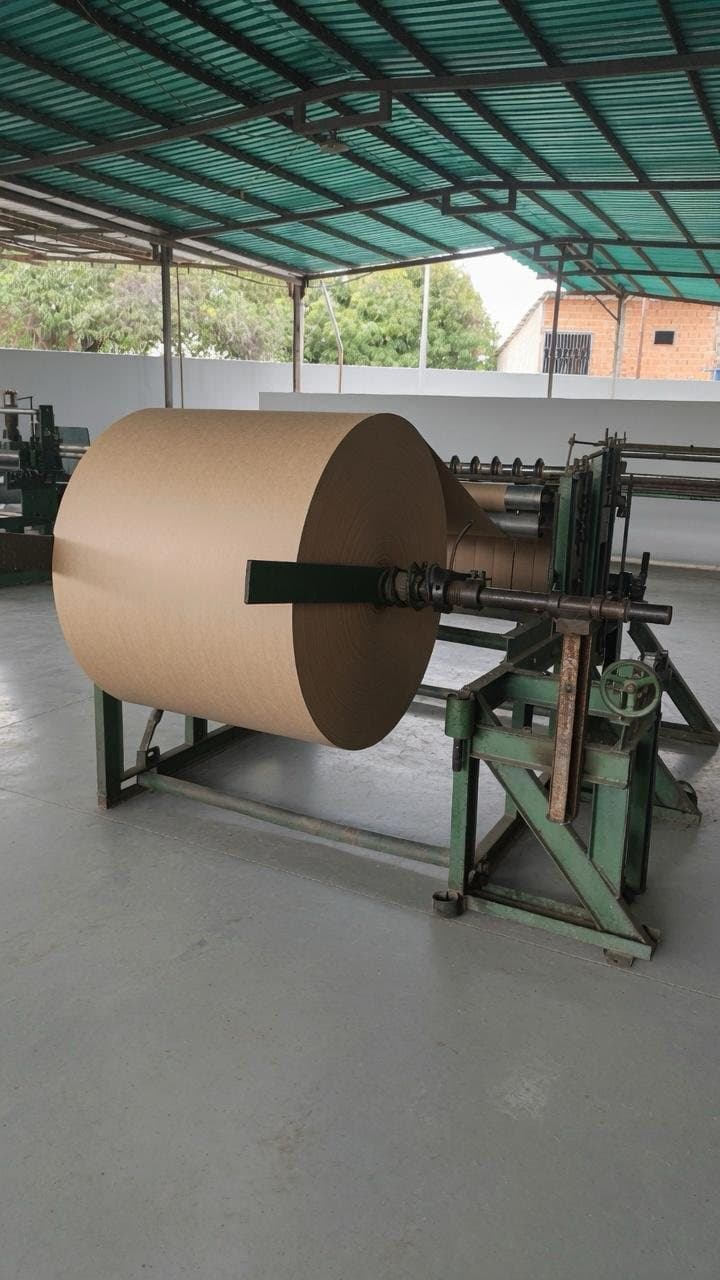 Bobina de papel kraft en el desbobinador
