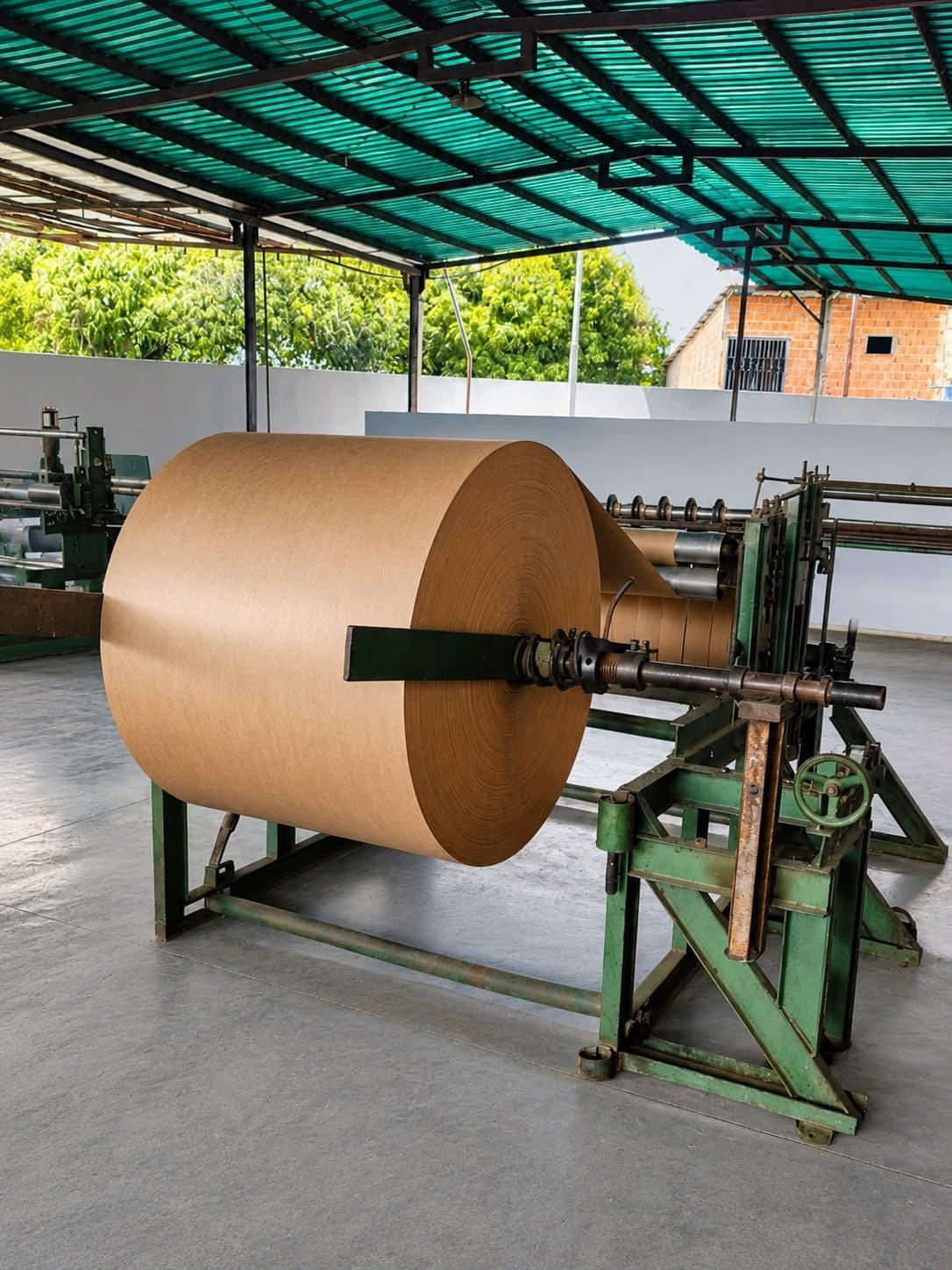 Bobina de papel kraft montada en la máquina de embobinado de MAMULCA